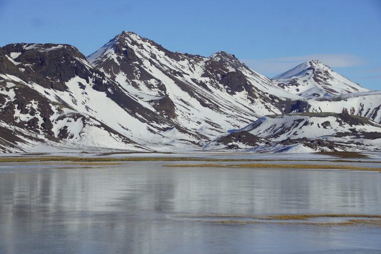 découvrez l'islande, un pays aux paysages à couper le souffle, avec ses volcans majestueux, ses cascades impressionnantes et ses geysers fascinants. explorez la richesse de la culture nordique et laissez-vous envoûter par la beauté sauvage de cette île unique au cœur de l'atlantique.