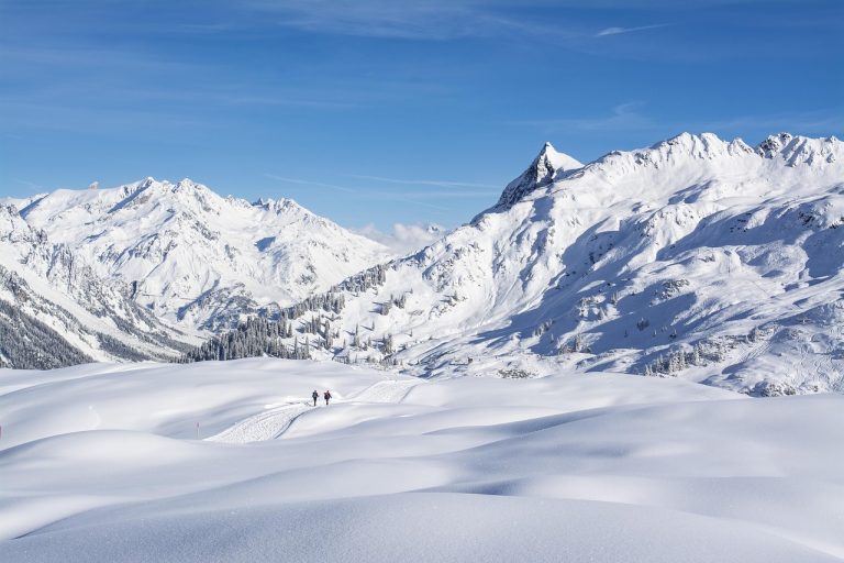 découvrez les meilleures destinations de ski à travers le monde, offrant des panoramas à couper le souffle, des pistes variées pour tous les niveaux, et une ambiance hivernale inoubliable. préparez votre prochaine aventure sur les sommets enneigés.
