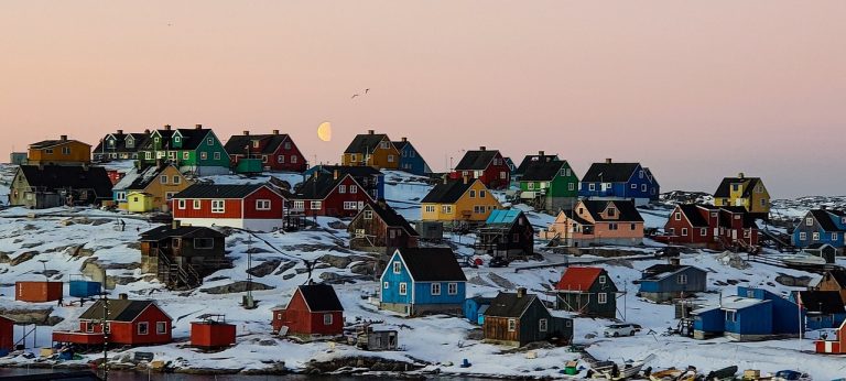 découvrez le fascinant groenland, une terre de contrastes où les glaciers majestueux côtoient des paysages époustouflants. explorez la culture unique des inuits, profitez des aventures en plein air et laissez-vous émerveiller par la faune et la flore exceptionnelles de cette île aux mille merveilles.