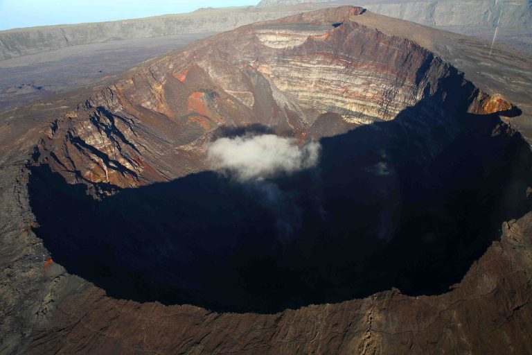 découvrez le monde fascinant des volcans : des puissantes éruptions aux paysages époustouflants, explorez leur formation, leur histoire et leur impact sur notre planète. plongez dans les mystères et les merveilles que ces géants de la terre peuvent révéler.
